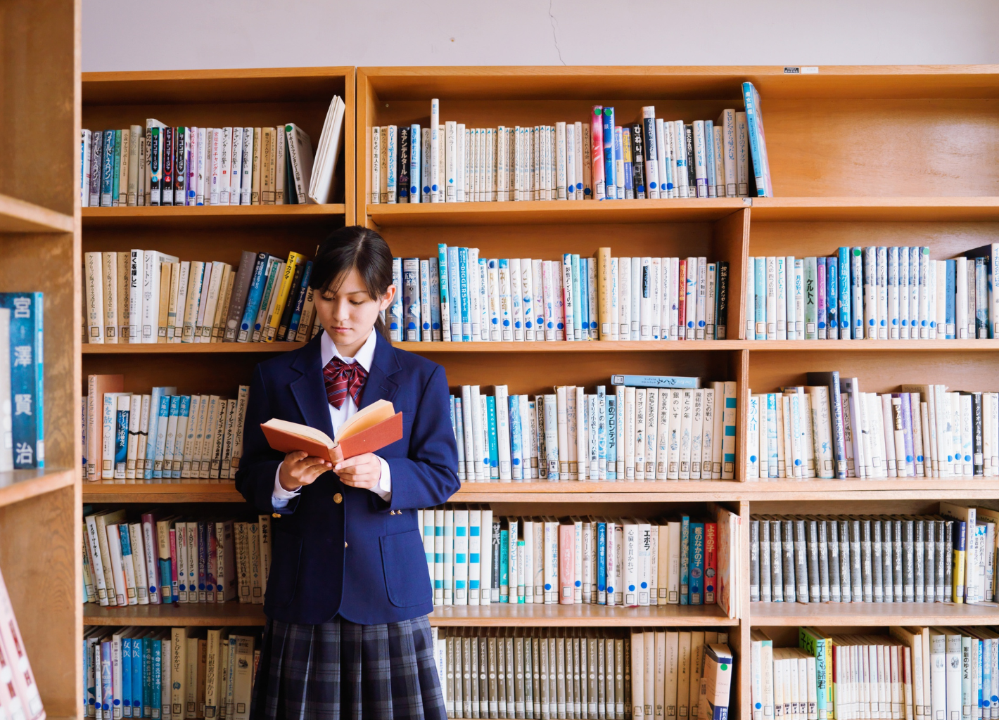 本を読んでいる高校生